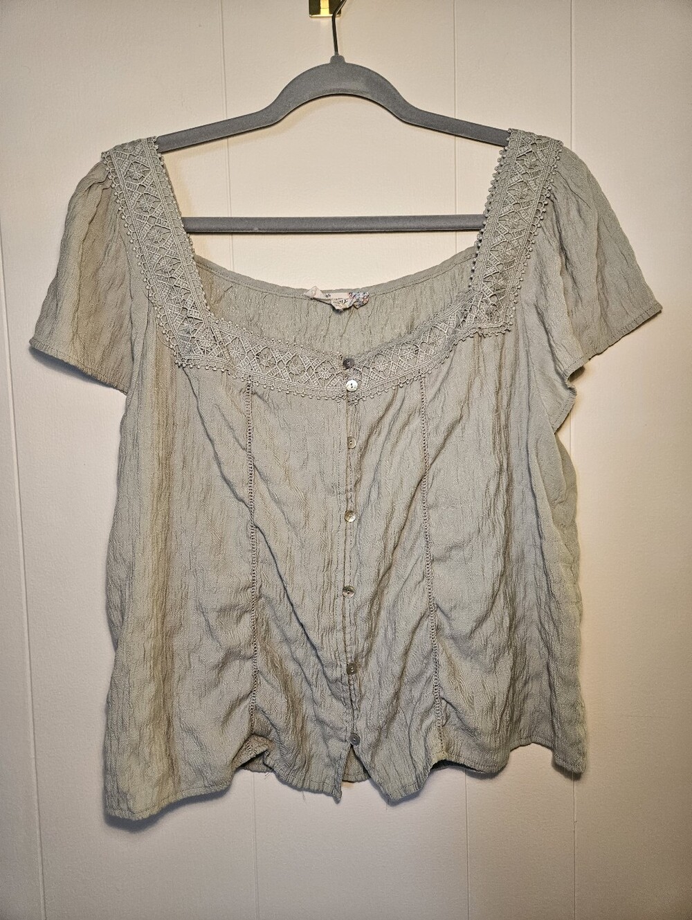 Pink Republic Lace-Trim Short Sleeve Top in Light Sage